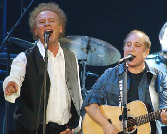 미국 순회공연 중인 팝가수 폴 사이먼(오른쪽)과 아트 가펑클. 이들은 최근 재결합했다. -동아일보 자료사진