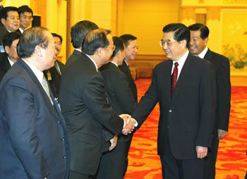 후진타오 중국 국가주석(오른쪽)이 25일 베이징을 방문한 대만 기업인들을 만나 “중앙 정부는 본토에 대한 대만 동포들의 투자를 환영한다”고 말했다. -베이징=신화 연합