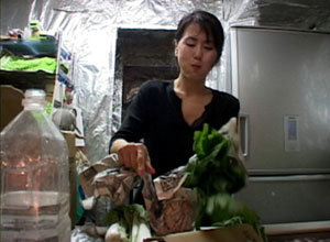 화학물질과민증 환자인 일본의 주부 시바타 가오루가 유기농 야채를 싼 신문지를 벗기며 잉크 냄새를 맡을까봐 숨을 참고 있다. -사진제공 SBS