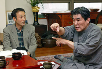 김지하 시인(오른쪽)은 윤명철 교수를 자신의 ‘역사 가정교사’라고 소개했다. 이날 대담에서 두 사람은 시인의 직관과 상상력, 역사학자의 구체적 역사지식을 주고받으며 고구려사 연구를 통한 새로운 사관의 형성을 제안했다. -김동주기자