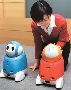 일본 NEC가 대화할 수 있는 로봇 ‘파페로’에 이어 세계 최초로 개발해 낸 통역 로봇. 사진제공 아사히신문