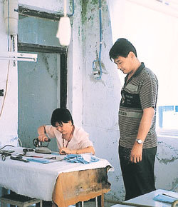 어부였던 중국인 팡리(오른쪽)는 한국 연수생 시절 경험을 살려 의류업체 사장으로 변신하는 데 성공했다. 사진제공 중소기업협동조합중앙회