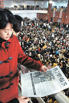 서울 동덕여대 학생 2800여명이 29일 오후 학교 강당에 모여 수업복귀 찬반투표 순서를 기다리고 있다. 투표 결과 학생들은 수업복귀를 하지 않기로 해 대량 유급사태가 불가피해졌다. -변영욱기자
