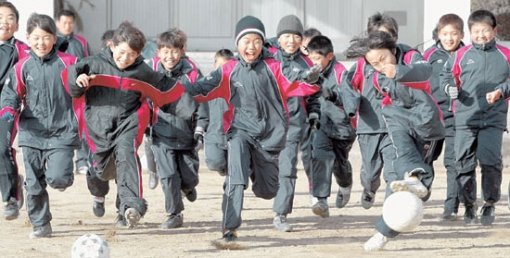 즐거운 표정으로 공을 차고 있는 충남 천안초등학교 축구 선수들. 그들의 밝은 얼굴이 9개월 전 합숙소 화재로 인해 9명이 사망하고 15명이 다치는 끔찍한 참사의 기억을 잠시나마 잊게 한다. 천안=강병기기자