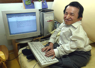 지난해 12월 27일 서울 은평구 응암동 자택에서 컴퓨터 자판을 두드리며 편지를 쓰는 오아볼로씨. 그는 지난 20년간 무려 50만통의 ‘사랑의 편지’를 소외된 사람들에게 보내는 큰 사랑을 일궈냈다. -김동주기자