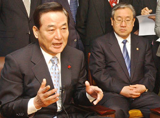 서청원 전 한나라당 대표(왼쪽)가 지난해 12월 31일 서울 여의도 한나라당사에서 당무감사 파문과 관련해 기자회견을 갖고 있다. -서영수기자