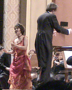 1일 체코 프라하 필하모닉 오케스트라의 신년음악회에서 노래를 하고 있는 소프라노 박미혜씨(왼쪽). 프라하=유윤종기자