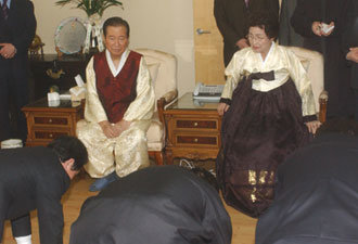 김대중 전 대통령(왼쪽)과 부인 이희호 여사가 1일 서울 동교동 자택에서 김원기 공동의장 등 열린우리당 의원들로부터 신년 인사를 받고 있다. -국회사진기자단