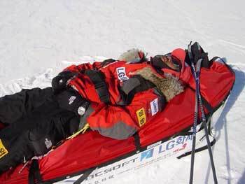 새해 첫 날 운행 중 코피를 흘리던 박영석 대장이 솜으로 코를 틀어막고 지혈을 위해 썰매 위에 누워있다.