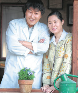 지난해 화제작 ‘살인의 추억’과 ‘바람난 가족’에서 각기 주연을 맡아 최고의 한해를 보낸 송강호(왼쪽)와 문소리. 이들은 4월 개봉하는 ‘효자동 이발사’에서 ‘살인의 추억’의 영광이 재현되기를 꿈꾼다. 사진제공 명필름