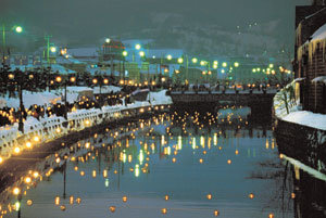 유키아카리노마치 축제가 열리는 오타루의 겨울밤. 오타루운하의 수면을 장식한 유리공 촛불의 불빛이 고즈넉한 분위기를 자아낸다. 홋카이도 오타루=조성하기자