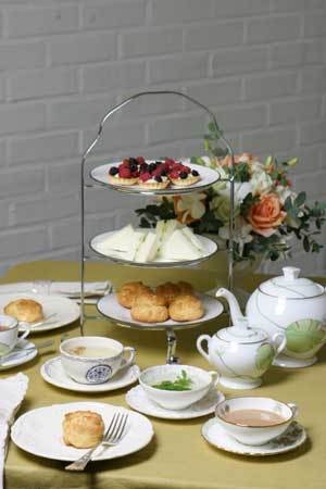 다양한 차와 함게 티파티를 열어보자. 타르트, 미니 샌드위치, 스콘 등의 간단한 다과가 곁들여진다면 티파티가 더욱 풍부해진다.