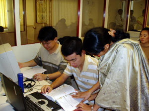 작년 2월 인도 방갈로(STG) 대학으로 연수를 떠난 한성대 학생들이 현지에서 강의를 들으며 교수의 지도를 받고 있다. 수업은 영어로 진행돼 영어 실력을 높이는데도 도움이 된다. 사진제공:잡코리아