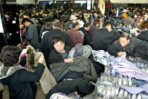 서울 구로구 구로동 애경백화점 행사매장에서 신사 정장을 3만원부터 판매하자 알뜰 고객들이 대거 몰렸다. 겨울 외투와 정장을 번갈아 보는 한 남자고객의 손놀림이 바쁘다. 이번 행사는 11일까지. 전영한기자