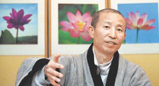 도법 스님은 “이번 탁발 순례에 종교적 색채를 완전히 배제했으며 ‘생명 평화’라는 보편적 원칙에 공감한다면 어떤 종교인과도 함께할 수 있다”고 말했다. -박주일기자