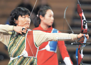 이점숙(왼쪽)이 2000시드니올림픽 2관왕인 세계 1위 윤미진과의 결승 대결에서 신중하게 활시위를 당기고 있다. 이점숙은 118-116으로 윤미진을 꺾고 정상에 오르며 5000달러의 우승상금도 챙겼다. 연합