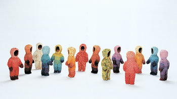 김순례 작 ‘초영이 친구들’ 시리즈. 한지 인형에 플라스틱 빨대들을 잘라 붙였다. -사진제공 크레디 리요네