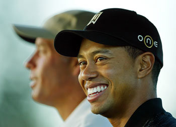 8일 올 시즌 미국PGA투어 개막전인 메르세데스챔피언십 프로암 경기 중 동반 아마추어의 샷을 지켜보며 활짝 웃고 있는 타이거 우즈. 그는 지난해 무릎수술 때문에 불참했던 이 대회 통산 세번째 우승에 도전한다. 카팔루아(하와이)AP연합