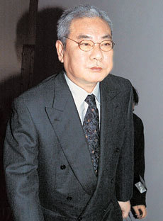 8일 서울고법 항소심 재판정으로 가고 있는 최원석 전 동아그룹 회장. -연합