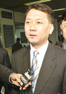 이광재 전 대통령국정상황실장이 8일 서울지법 청사로 들어서고 있다. -안철민기자