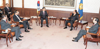 노무현 대통령(가운데)이 8일 국회를 방문해 박관용 국회의장(오른쪽에서 두번째)과 3당 대표에게 한-칠레 자유무역협정(FTA)비준동의안 처리에 협조해줄 것을 요청하고 있다. 대통령이 법안이나 비준안 통과 문제로 국회를 방문한 것은 이번이 처음이다. -박경모기자