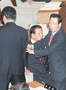 8일 오후 국회 본회의에서 한-칠레 자유무역협정(FTA) 비준동의안에 대한 찬반 토론을 진행하려 하자 이규택 의원(오른쪽)이 이를 저지하기 위해 자리에서 일어서고 있다. -연합