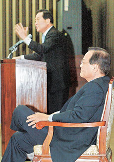 8일 국회에서 열린 한나라당 의원총회 중 서청원 전 대표가 최근 당무감사자료 유출 파문과 관련해 최병렬 대표를 공개 비난하자 최 대표가 굳은 표정으로 이를 듣고 있다. -서영수기자