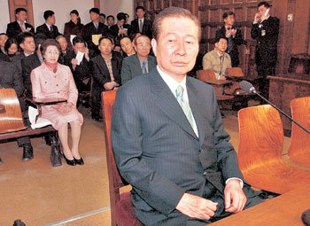 김대중 내란음모 사건으로 사형을 선고받았던 김대중 전 대통령이 8일 오후 재심을 받기 위해 서울고법 법정에 나와 재판장의 심리를 기다리고 있다. -사진공동취재단