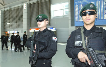 태국 주재 한국대사관 테러협박 편지와 관련해 9일 인천국제공항에 경찰특공대 요원들이 투입돼 경계근무에 나섰다. -원대연기자