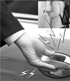 차 문에 손을 대기 전에 손톱을 먼저 갖다 대거나 열쇠로 툭툭 치면 정전기를 예방할 수 있다. 문을 열 때 손 안에 입김을 불어 넣고 문고리를 만지는 것도 좋다. 동아일보 자료사진