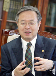 안병영 부총리 겸 교육인적자원부 장관이 9일 정부중앙청사 집무실에서 자신의 교육철학과 교육개혁 정책방향에 대해 설명하고 있다. -안철민기자