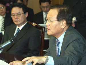 한나라당 최병렬 대표(오른쪽)가 12일 서울 여의도 한나라당사에서 상임운영위원회를 주재하며 일본의 독도 영유권 주장을 비판했다. -김동주기자