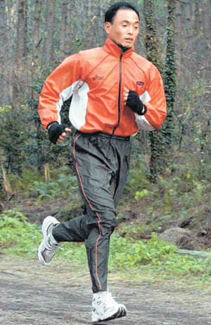 제주도 한라수목원을 달리며 훈련을 하고 있는 '국민 마라토너' 이봉주. 그는 3월 14일 열리는 2004서울국제마라톤 출전을 결심함으로써 7년 만에 국내 마라톤대회에서 뛰게 됐다. 그의 올해 목표는 서울국제마라톤에서의 한국 최고기록 경신과 8월 2004아테네올림픽에서 월계관을 쓰는 것이다. 제주=김경제기자