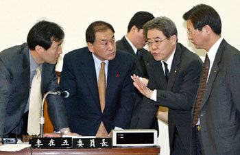 국회 정치개혁특별위원회 이재오 신임 위원장(왼쪽에서 두번째)이 오세훈(왼쪽) 함승희(왼쪽에서 세번째) 천정배 의원(오른쪽) 등 각 당 정개특위 간사와 정개특위의 일정을 협의하고 있다. -안철민기자