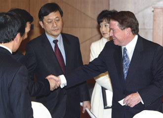 14일 토머스 허버드 주한 미국대사(오른쪽)가 서울 여의도 전경련회관에서 한국 기업의 미국 진출 성공 전략을 주제로 강연하기에 앞서 참석자들과 악수를 하고 있다. -연합