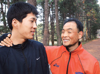 ‘지존’과 ‘샛별’. 한국마라톤의 간판스타 이봉주(오른쪽)와 유망주 엄효석이 제주 한라수목원에서 만났다. 격려와 감사를 담은 두 마라토너의 웃음이 정겹다. 수목원에서 쑥쑥 크는 나무처럼 한국 마라톤도 쑥쑥 자라기를 기원하며 이들은 나란히 오솔길을 달렸다. 제주=김경제기자