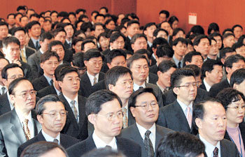 외교통상부 직원들이 15일 오후 서울 세종로 정부중앙청사 18층 강당에서 이날 사퇴한 윤영관 장관의 이임사를 듣고 있다. -박주일기자