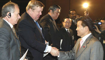 열린우리당 정동영 의장(오른쪽)이 15일 취임 내외신기자회견을 마친 뒤 각국 외교사절들과 악수를 하고 있다. -연합