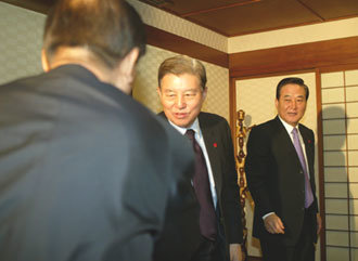 한나라당 최병렬 대표(등을 보인 사람)는 당무감사자료 유출에 따른 당내갈등을 수습하기 위해 15일 서울 서초구 반포동 팔래스 호텔에서 김덕룡의원(가운데) 서청원 전 대표(오른쪽)와 조찬 간담회를 가졌다. -연합