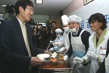 ‘필드의 여왕’ 박세리(27·CJ·오른쪽)가 골프 클럽 대신 국자를 들었다. 박세리는 15일 경기 안양시 신성고교에서 영양사로 깜짝 변신해 점심시간에 학생들에게 일일이 샐러드를 나눠 줬다. -사진제공 CJ