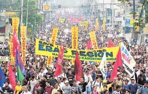 2001년 1월 20일 부패한 대통령의 하야를 촉구하기 위해 필리핀 마닐라 시내를 가득 메운 시민들. 조지프 에스트라다 대통령은 이날 결국 대통령직에서 물러났다. 저자들은 정치 경제부문의 발전과 함께 급속히 성장하고 있는 아시아의 시민사회를 나라별 특성에 따라 분석했다. 동아일보 자료사진