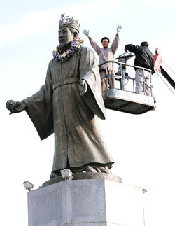 16일 중국의 고구려역사 왜곡 항의 집회에 참석한 사람들이 광개토대왕 동상에 화환을 걸고 만세를 부르고 있다. -구리=연합