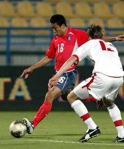 물오른 새신랑한국축구의 기둥 스트라이커로 떠오르고 있는 최태욱(왼쪽)이 스위스 수비수의 마크를 제치고 질주하며 슈팅을 하고 있다. 도하=연합