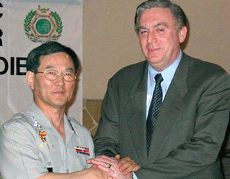 미국 하와이 호놀룰루에서 열린 한미미래동맹 6차회담 마지막날인 17일 한국측 대표 차영구 국방부 정책실장(왼쪽)과 미국측 대표 리처드 롤리스 미 국방부 부차관보가 회담을 끝낸 뒤 악수하고 있다. -호놀룰루=연합