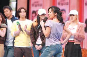 SBS ‘도전! 1000곡 황제전’에서 ‘1대 황제’인 탤런트 노현희가 흥겹게 노래하고 있다.사진제공 SBS