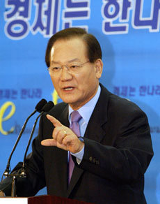 한나라당 최병렬 대표는 19일 서울 여의도 한나라당사에서 기자회견을 갖고 고교입학제도와 관련해 ‘선 지망, 후 배정’ 원칙의 확립을 밝히는 등 민생관련 제도 정비를 약속했다. -안철민기자