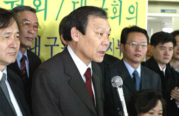 대구 출마를 선언한 민주당 조순형 대표(가운데)가 20일 당 대구시지부에서 중앙상임위원회의를 갖기에 앞서 ‘대구시민들께 드리는 글’을 낭독하며 지역구도 타파를 호소하고 있다. -대구=연합