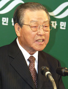 자민련 김종필 총재가 20일 오전 서울 마포 당사에서 신년기자회견을 갖고 노무현 대통령의 자주외교에 대한 우려를 나타냈다. -연합