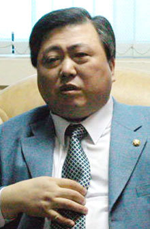 김대중 전 대통령의 장남인 김홍일 의원이 20일 민주당 목포지구당사에서 민주당 탈당을 선언한뒤 “정치인 김홍일로서 홀로 서겠다”며 무소속 출마 계획을 밝혔다. -연합