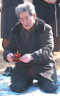 53년 만에 귀향한 국군포로 전용일씨가 20일 오전 10시반 경북 영천시 부모 묘소를 찾아 술잔을 올리고 있다. 전씨는 설 연휴기간에도 매일 묘소를 찾을 예정이다. -영천=이권효기자